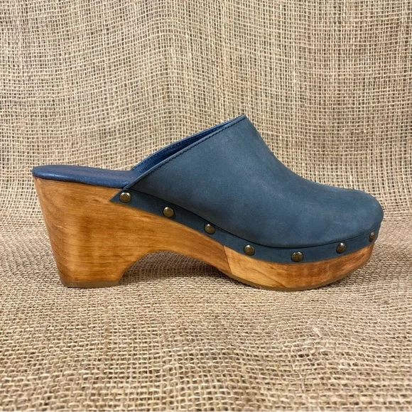🛑SOLD🛑  Condani  MULES  CLOGS WOOD SLIP ON  LEATHER BLUE STUD SIZE 9.5 - Picture 4 of 10
